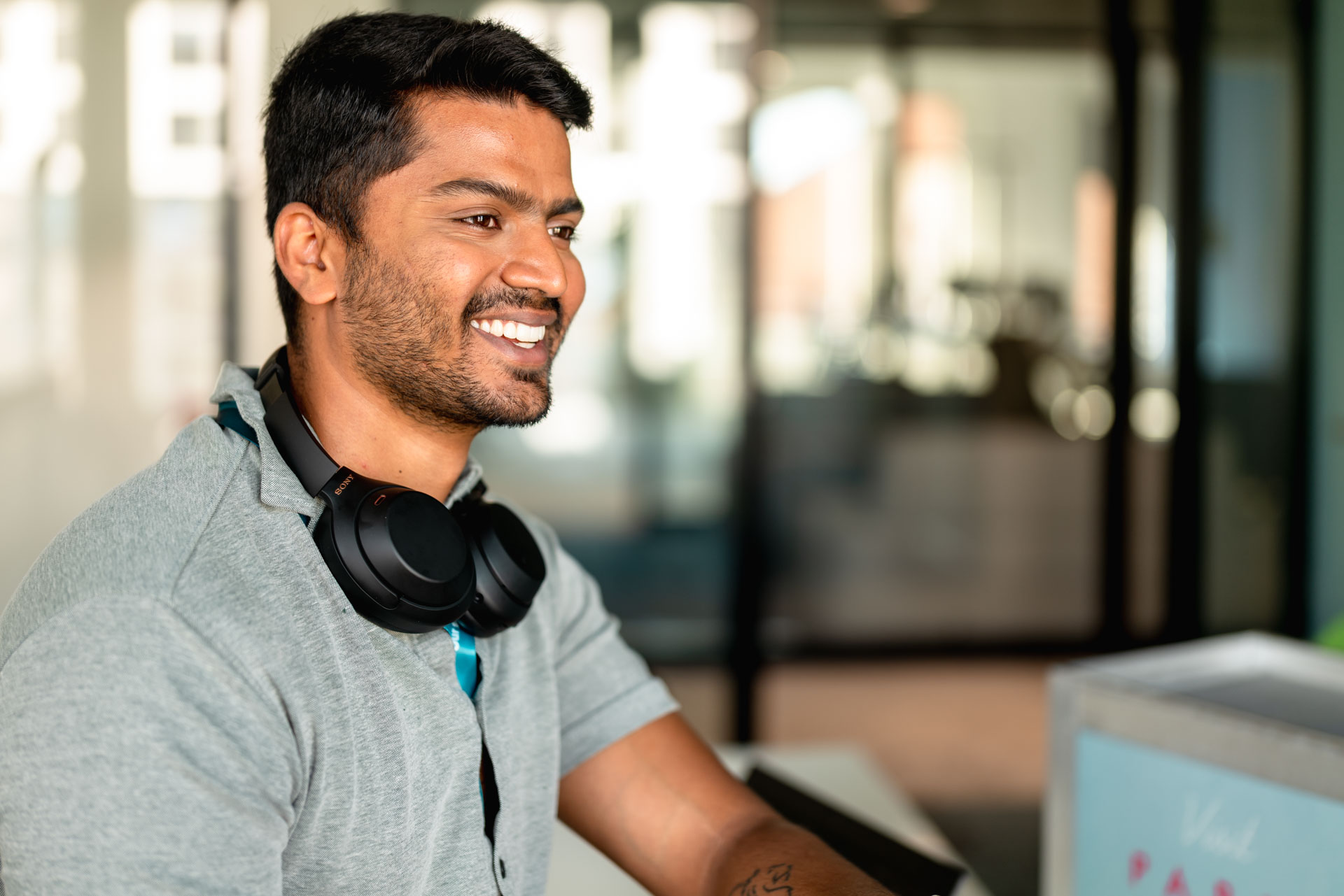 Mitarbeiter mit Kopfhörer