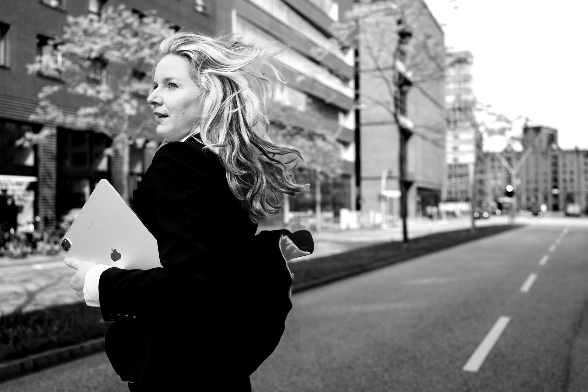 Frau läuft über die Strasse