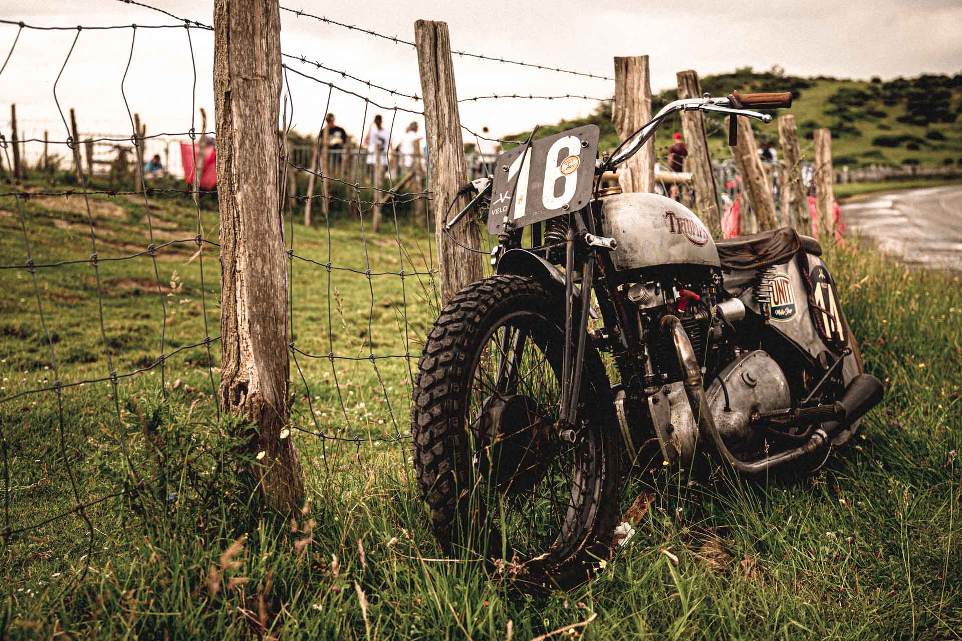 Oldtimer, Motorrad am Zaun