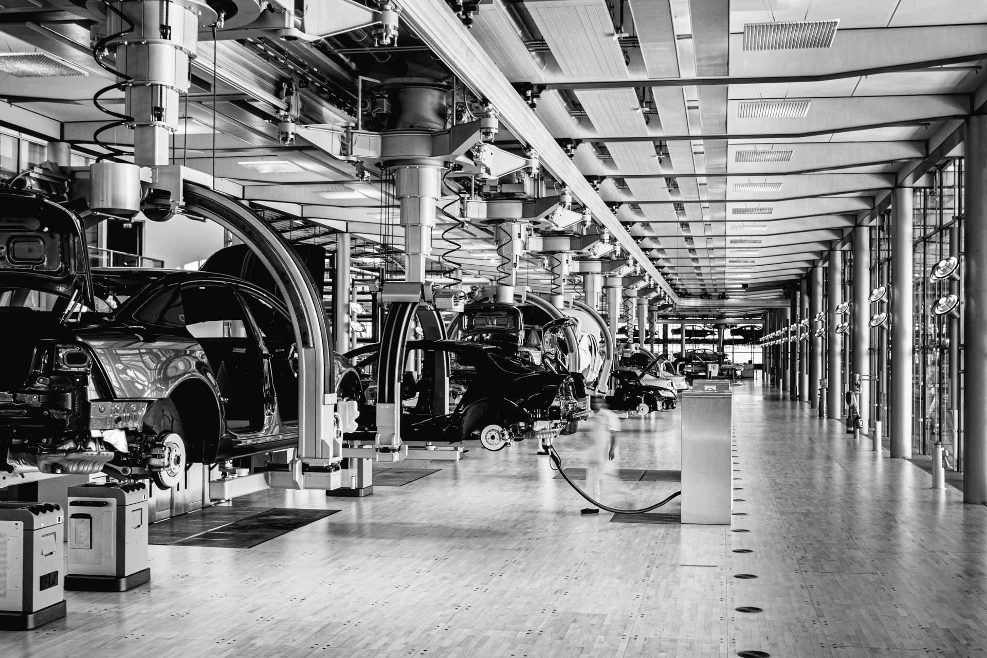 Schwarz Weiß Aufnahmen  der Fertigung von Volkswagen in Dresden