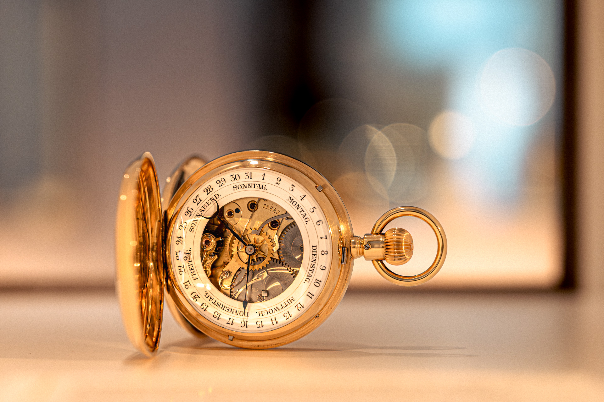 Taschenuhr in Vitrine